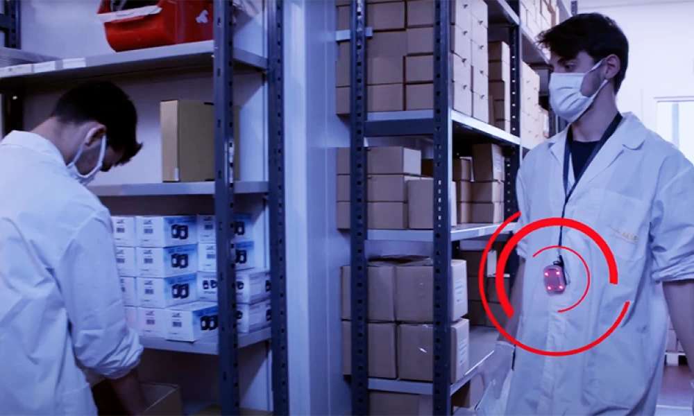 "Κολάρα" αποστάσεων σε Γάλλους εργαζόμενους λες και είναι σκυλιά! (ΒΙΝΤΕΟ)